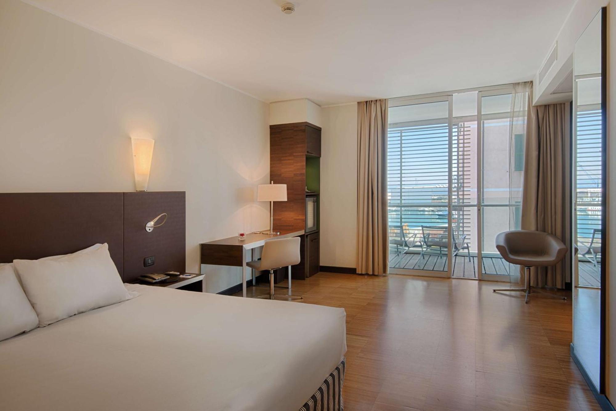 Hotel NH Savona Darsena Esterno foto