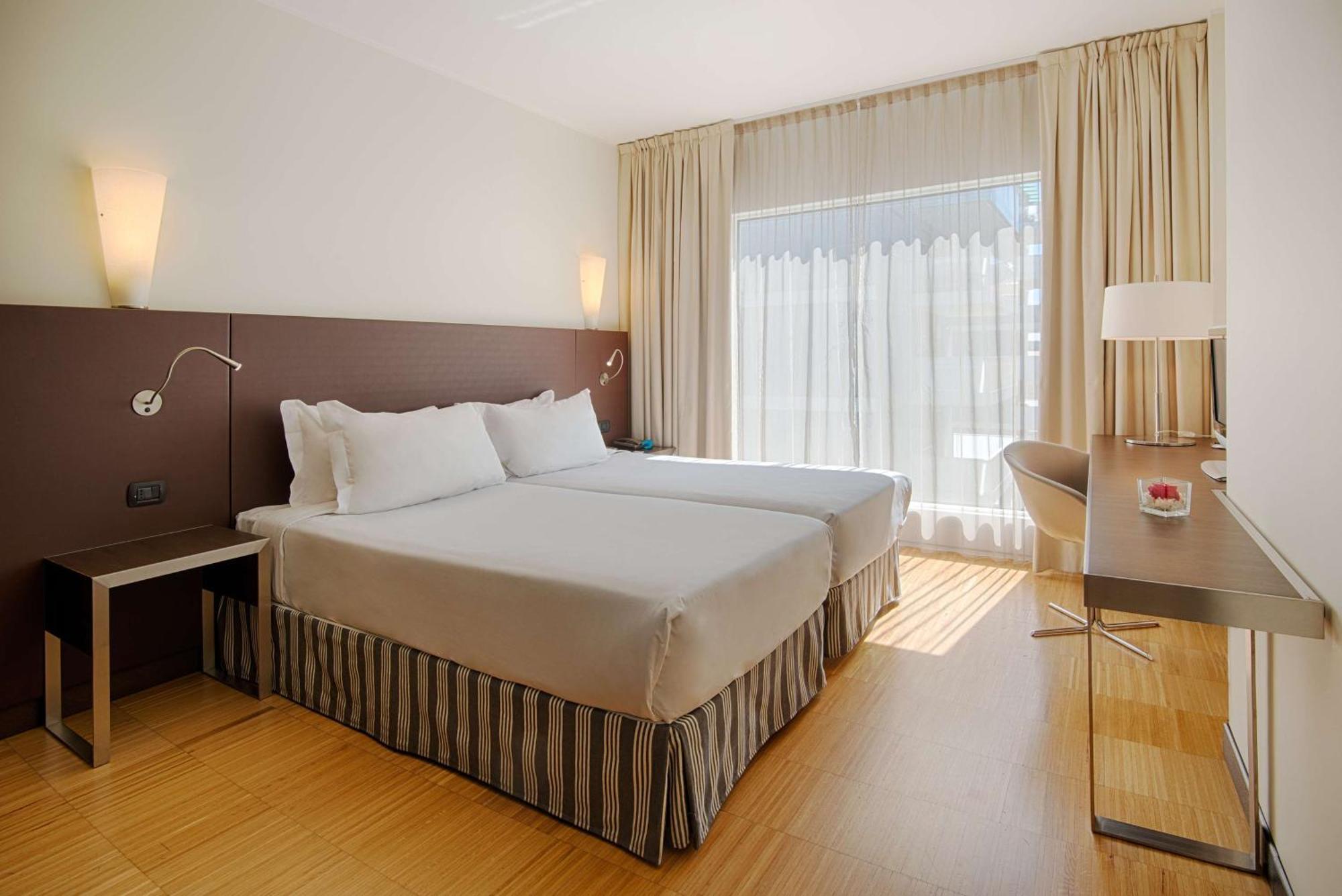 Hotel NH Savona Darsena Esterno foto