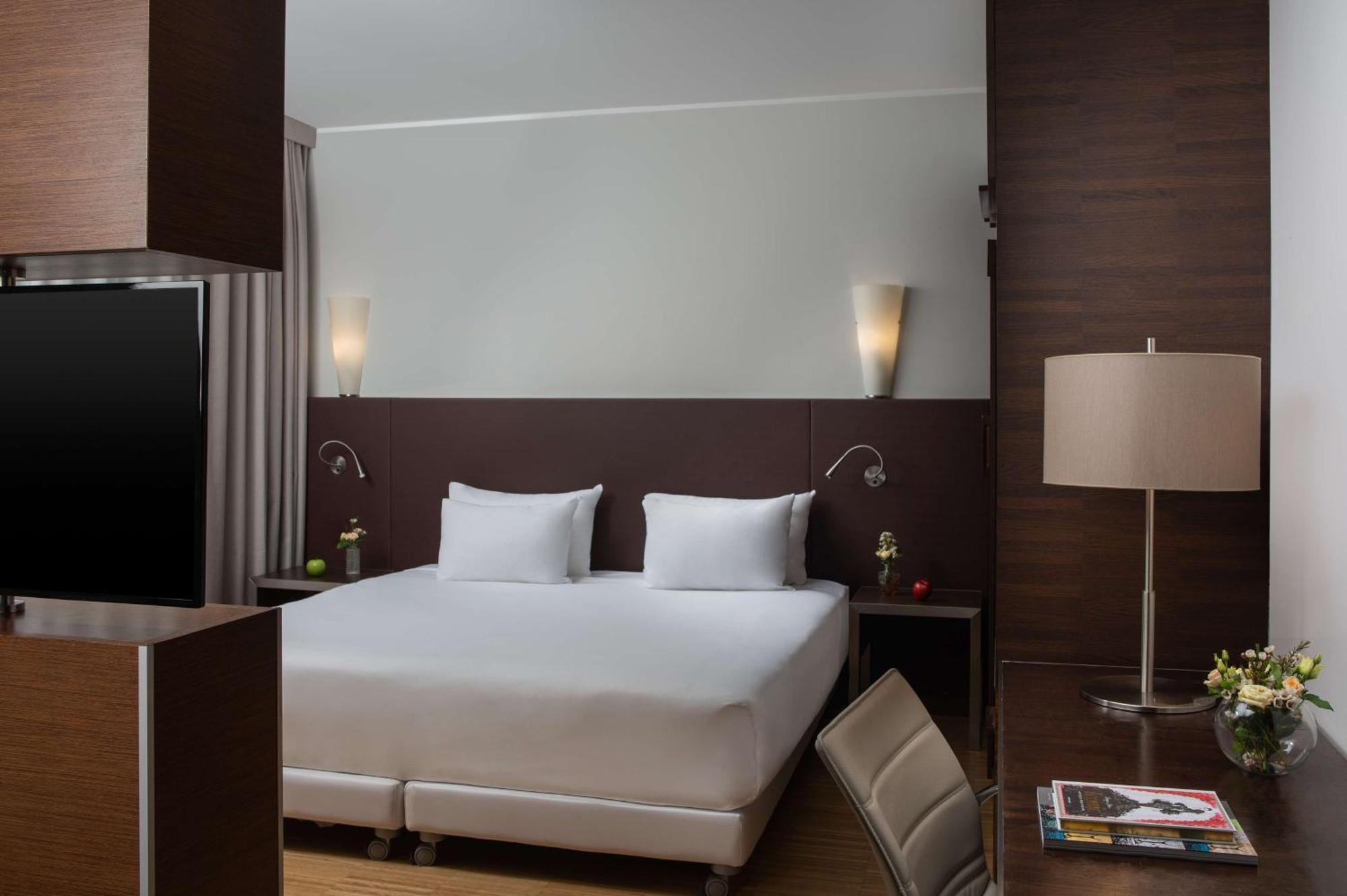 Hotel NH Savona Darsena Esterno foto