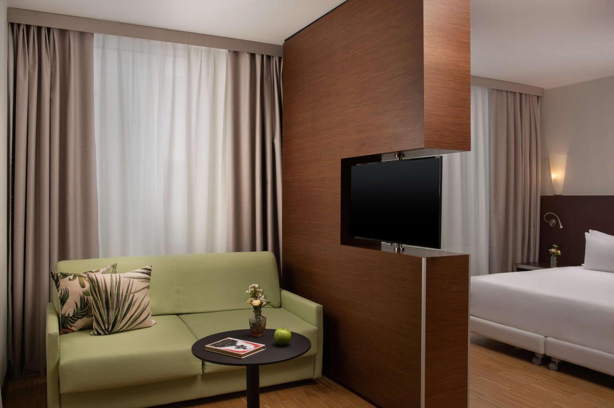 Hotel NH Savona Darsena Esterno foto